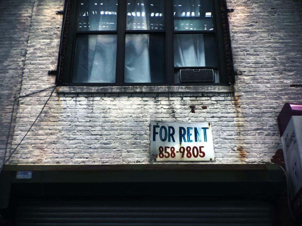 for rent sign on brick apartment for article about fair housing and discrimination